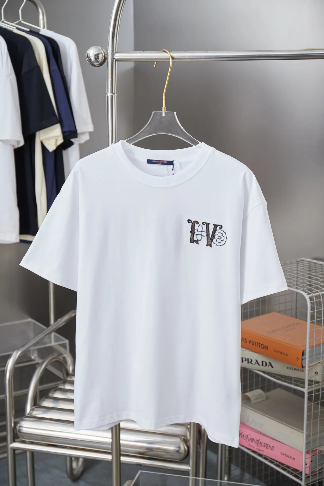 🅿️190 1V 25SS early spring new style Leather embroidered LV letter short sleeves Light luxury A must-have item for daily commuting for men and women Correct version Welcome to compare Detailed features · 320g 100% pure cotton double yarn jersey fabric · Special thickening in the same vat 32 pieces double-strand 1X1 thread . Leather-cut LV letter splicing embroidery · Imported Tajima machine embroidery with various craft letters · Double-needle sewing and cross-seam technology · Original main mark, washed tag, brand moisture-proof paper packaging Color: black/white Size: S/M/L/XL